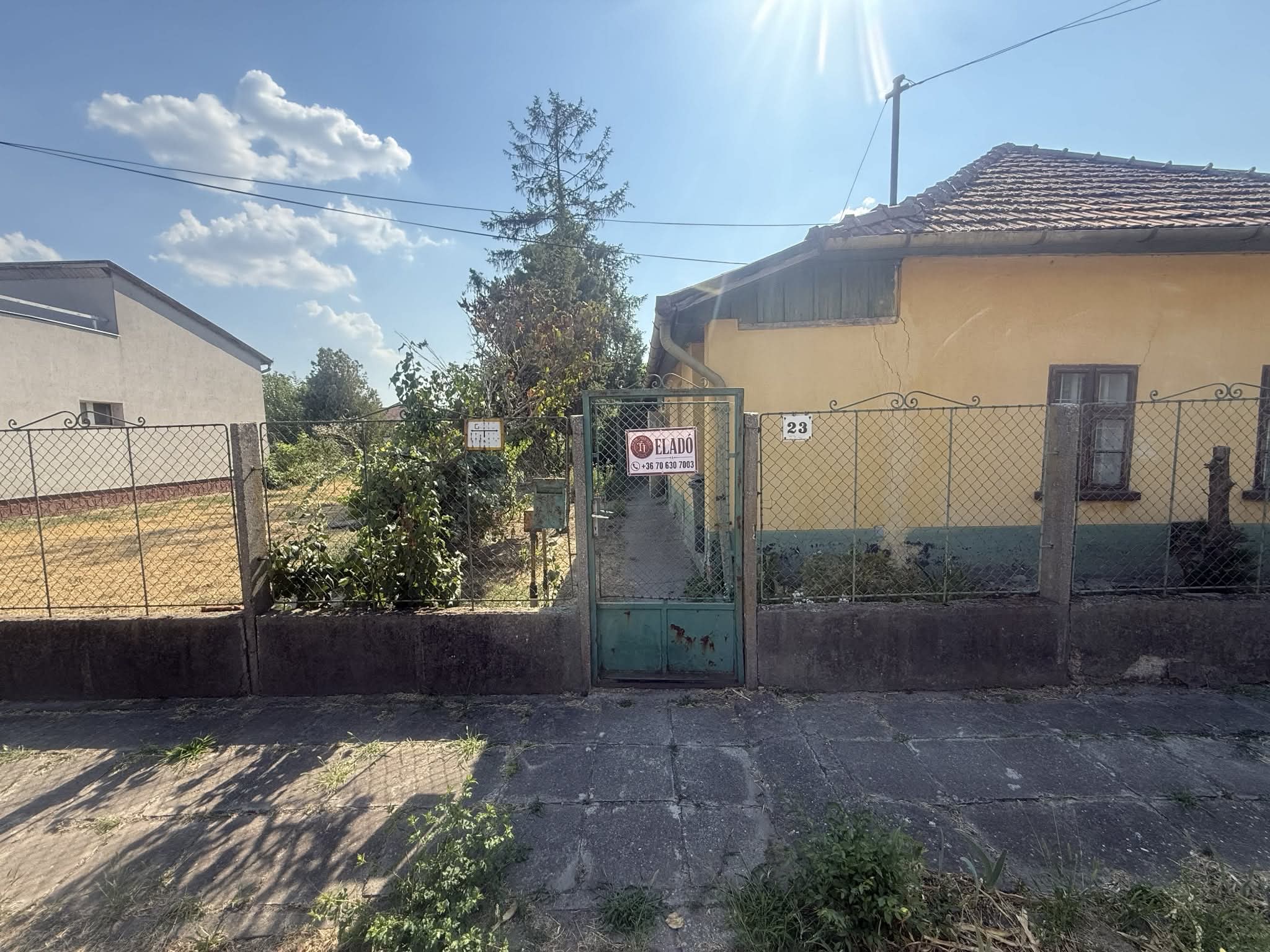 T40 Tiszakécske központjában eladó ház.